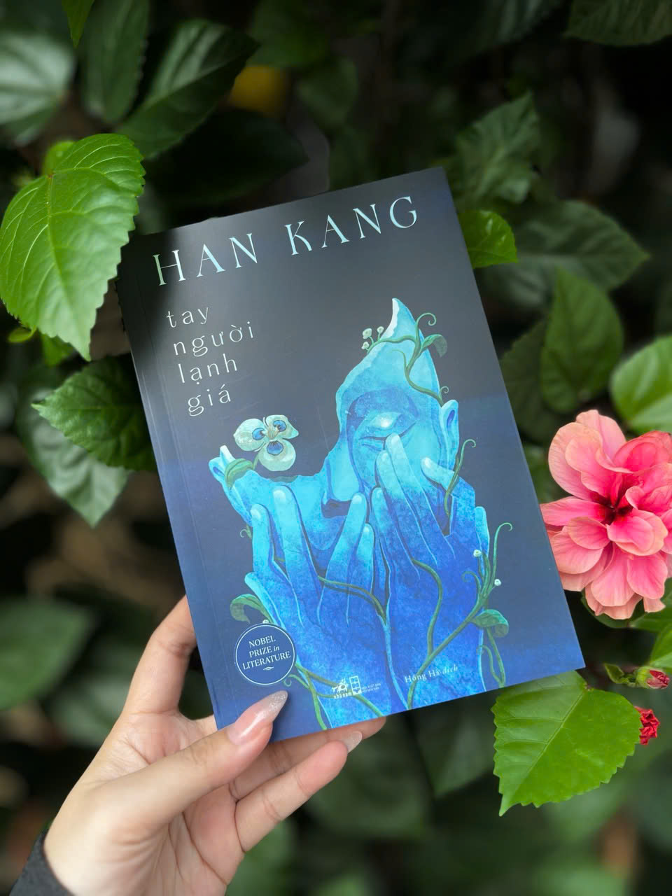 Sách - Tay người lạnh giá (Han Kang) (Nhã Nam HCM)