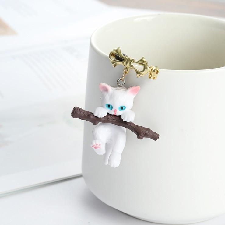KHO-HN * Ghim cài áo hình Mèo trắng leo cành cây