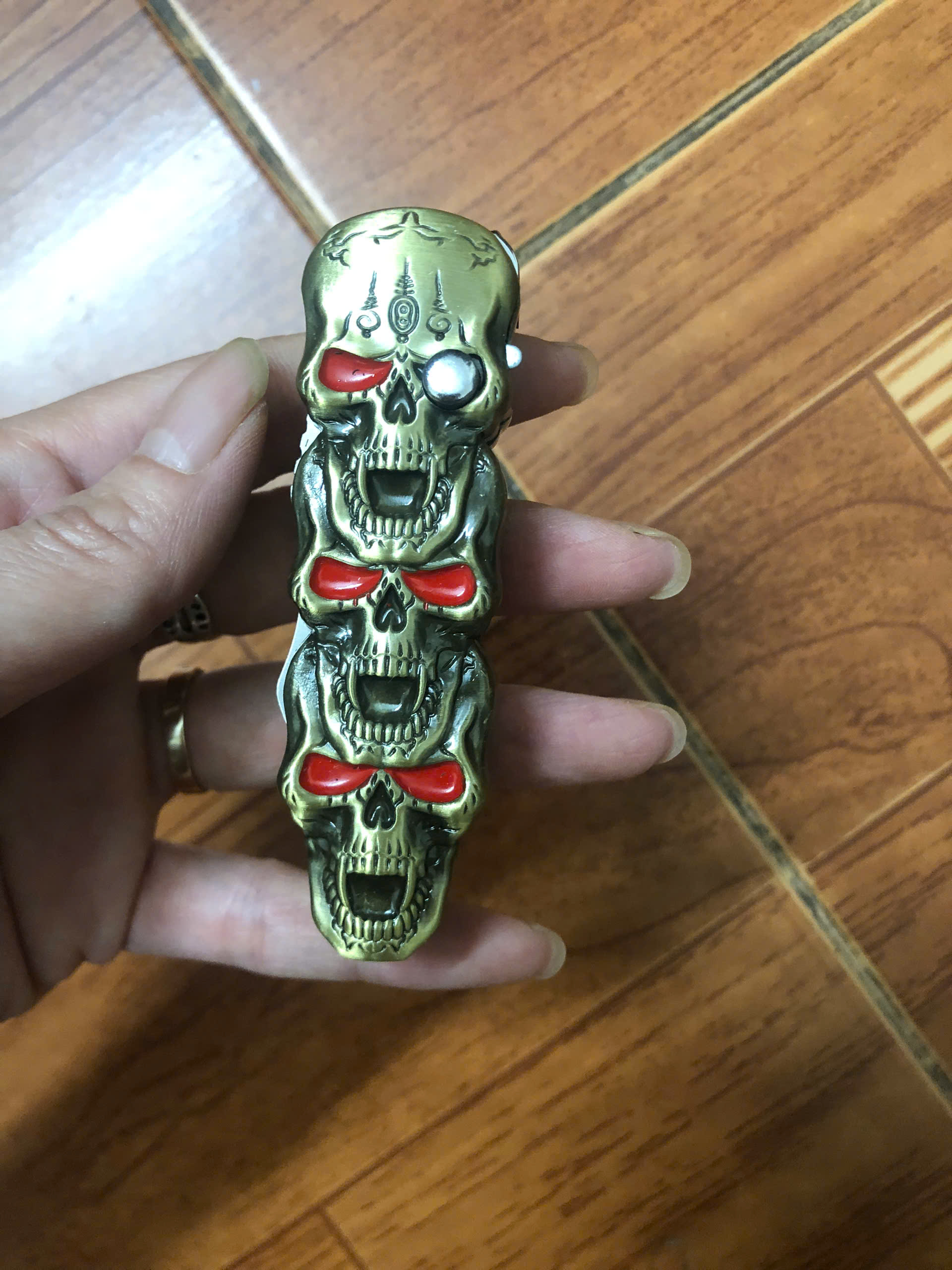 Vỏ hộp quẹt bật lửa khò 1 tia họa hình đầu lâu màu vàng