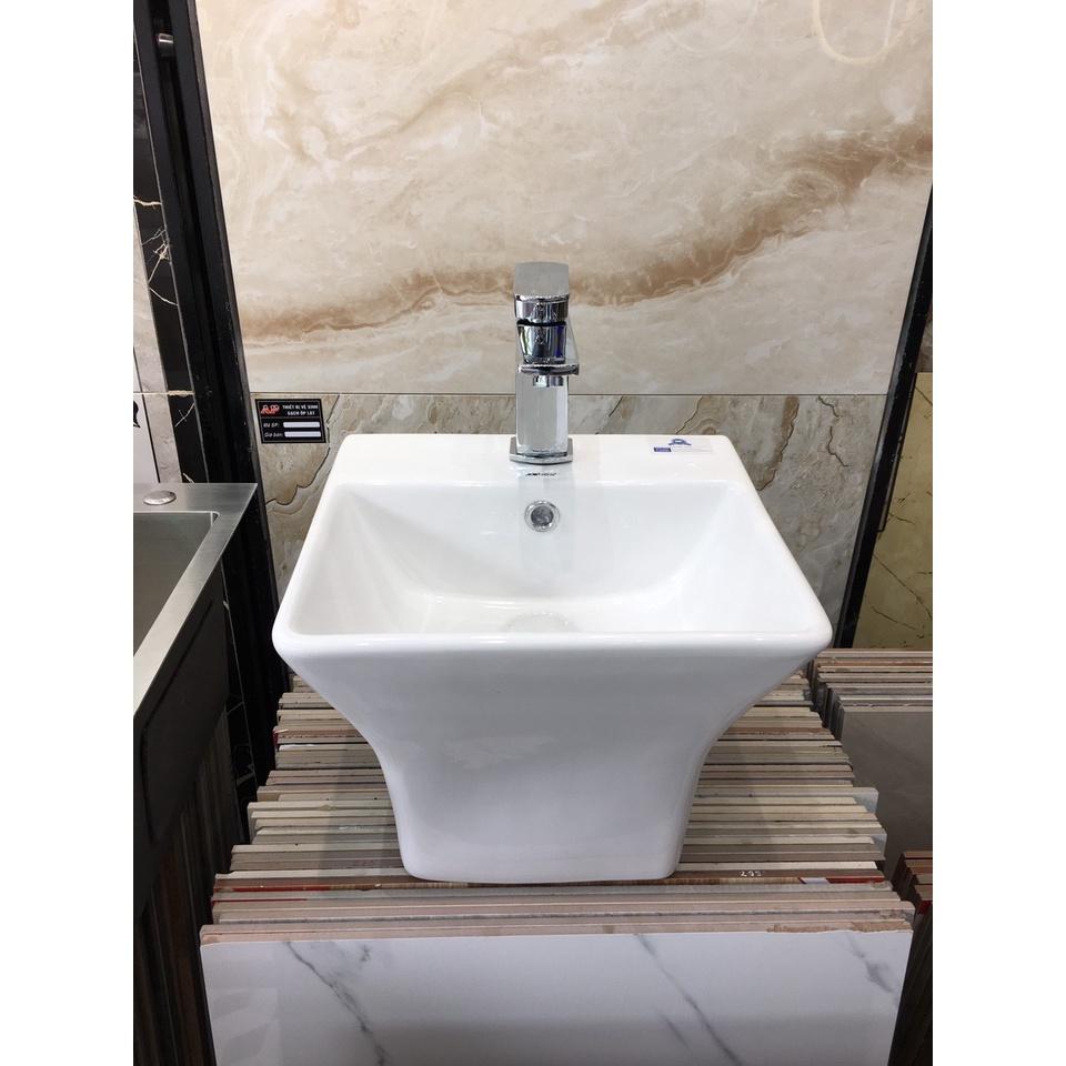 Combo Chậu lavabo rửa mặt treo tường liền chân vuông, kích thước nhỏ + vòi đồng đúc liền khối. Hàng cao cấp