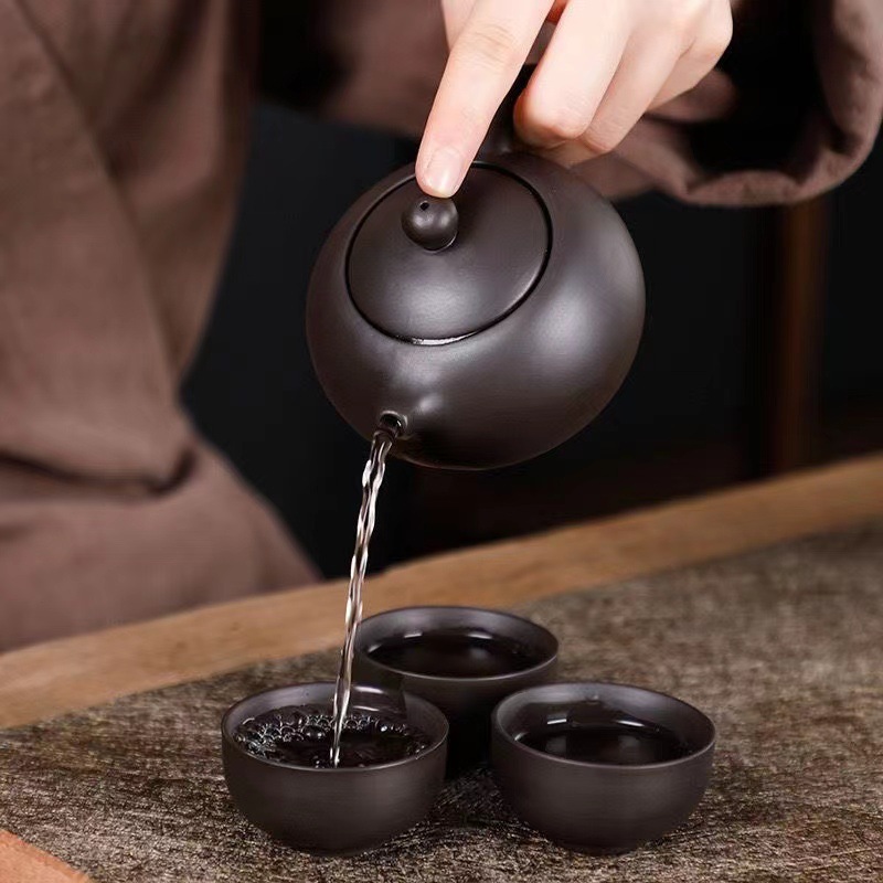 Bộ ấm trà du lich thương hiệu GOSU mầu nâu đậm thích hợp sử dụng khi đi du lịch
