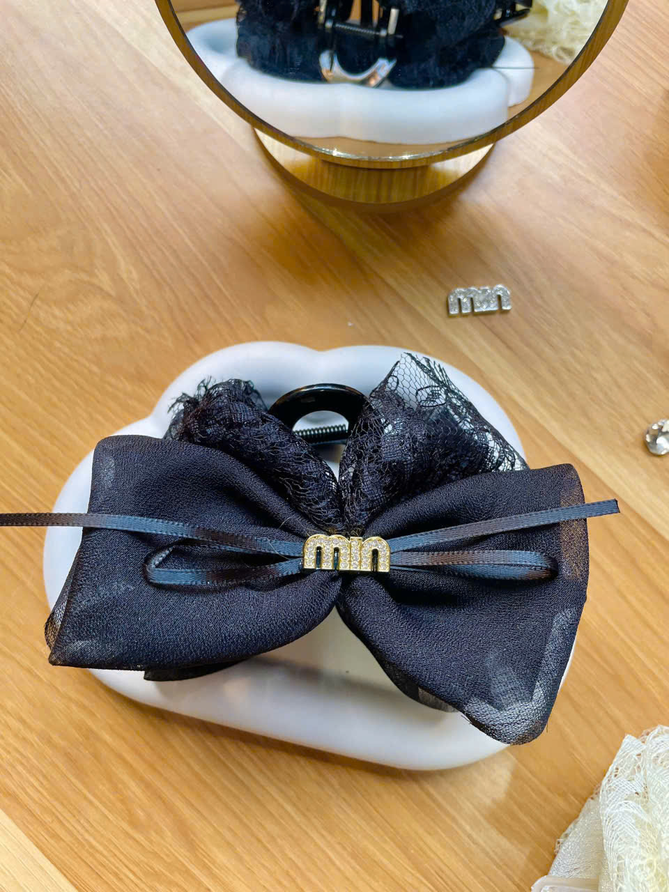 Kẹp Tóc Nơ Ren Cao Cấp Phong Cách Tiểu Thư Hàn Quốc, Kẹp Càng Cua Nơ Lớn Sang Trọng Dự Tiệc – 2 Màu Đen &amp; Kem - HÀNG CHÍNH HÃNG MINIIN