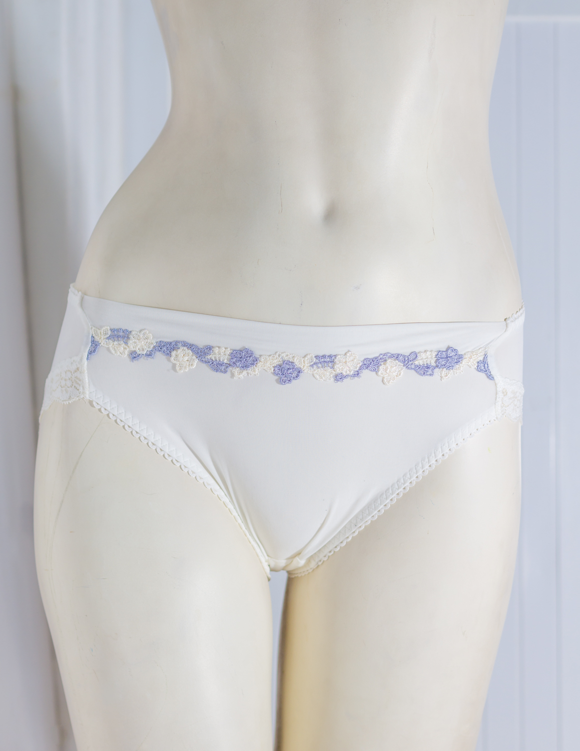 Quần lót nữ thun lạnh mini brief tam giác viền ren mông SP002766