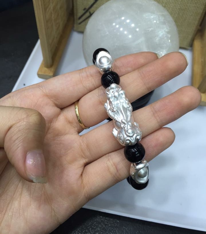 Vòng Tay Phong Thủy Đá Mã Não Đen 10 Ly Mix Charm Bạc Ta 9999