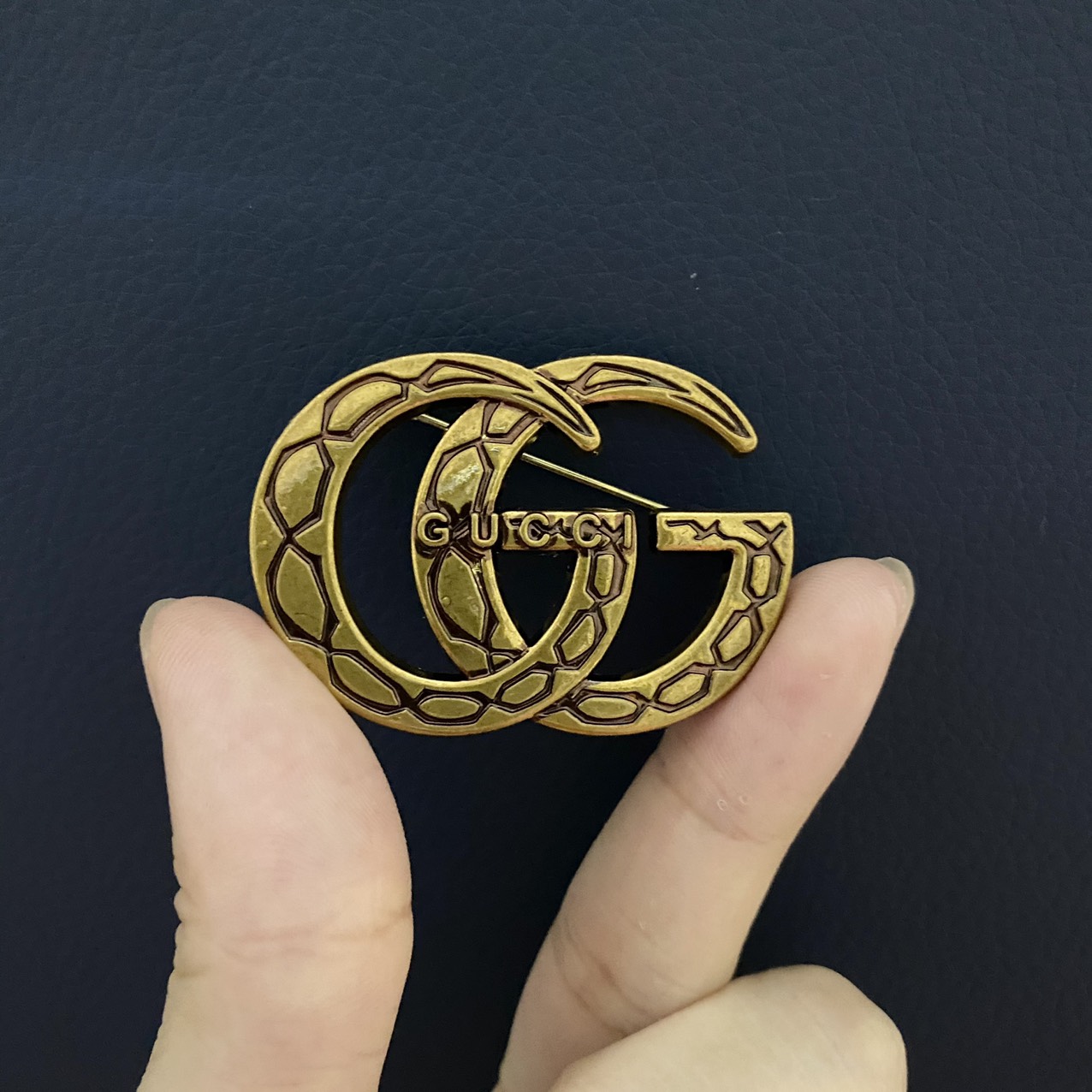 Ghim tag cài áo G13D vân đồng vintage