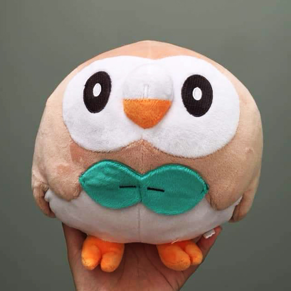 Gấu Bông Pokemon - Cú Mèo Rowlet (25 Cm) Gb130 (Tặng 1 Móc Khóa Dây Da Pu Đính Đá Lấp Lánh Màu Ngẫu Nhiên)