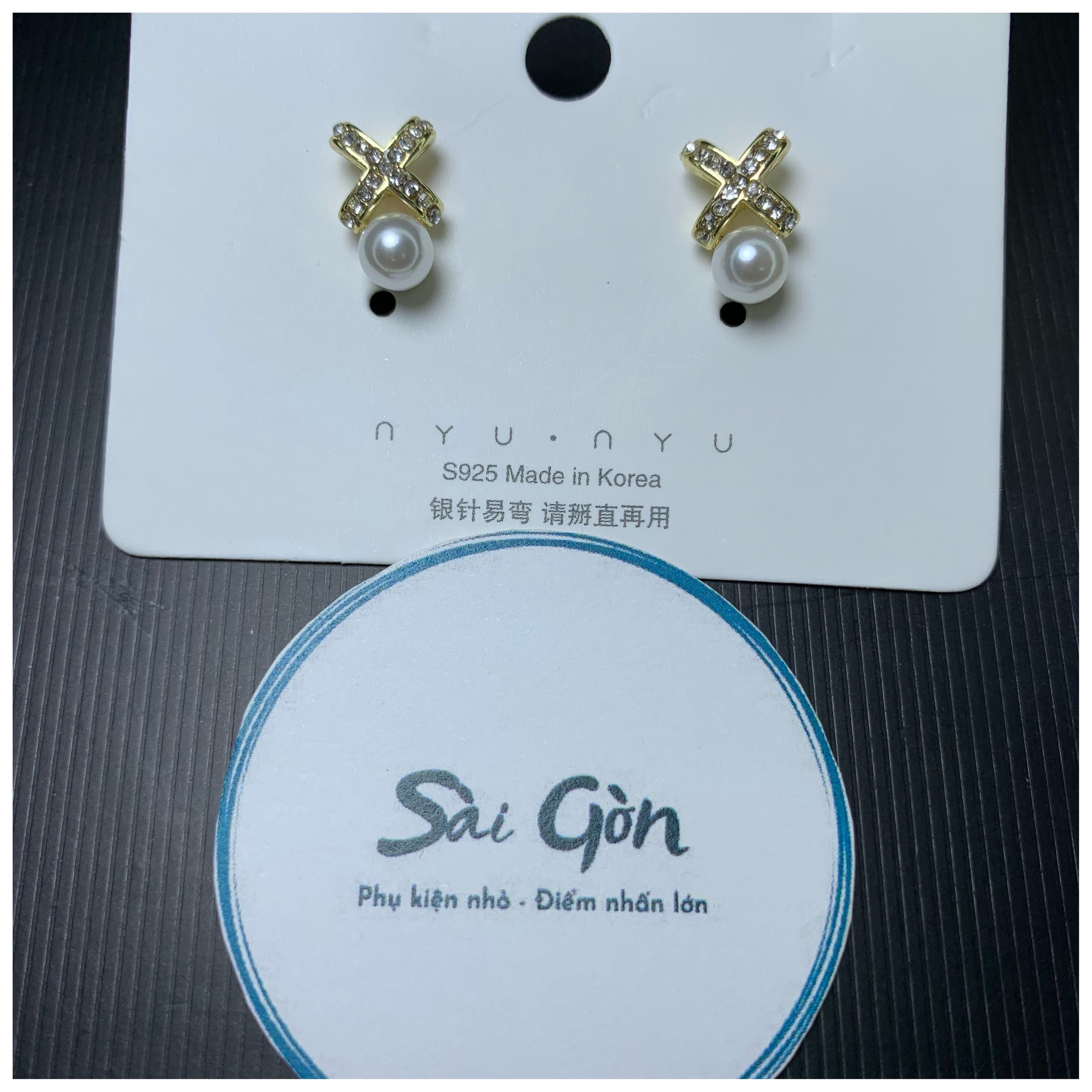 Bông tai chữ X đính đá ngọc trai SAIGON ACCESSORY