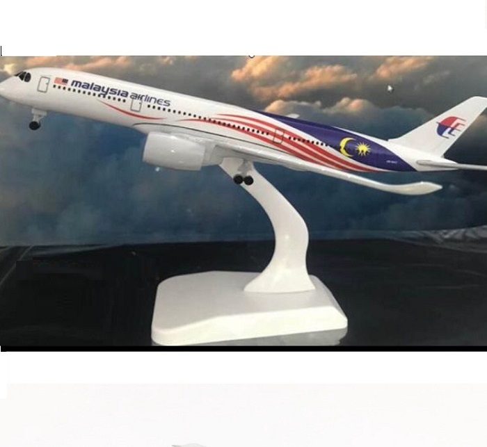 Mô hình máy bay tĩnh A350 Malaysia airlines 20cm có bánh xe