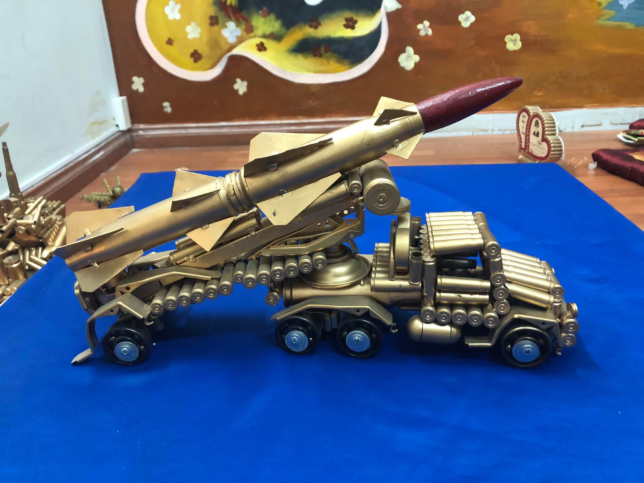 Mô hình xe tên lửa SAM 2 chế ác thủ công bằng vỏ đạn, tặng kèm 1 móc khóa viên đạn