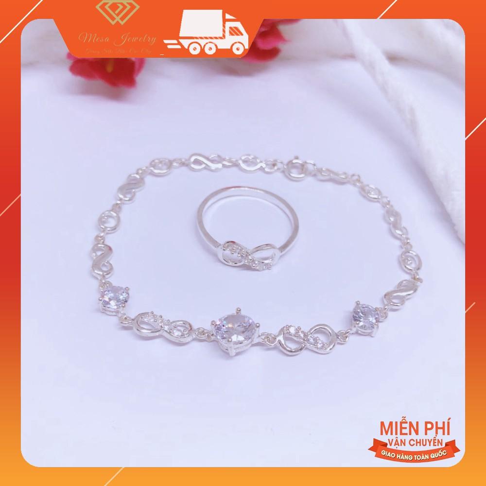 Bộ trang sức gồm nhẫn và lắc tay số 8 gắn đá nhỏ