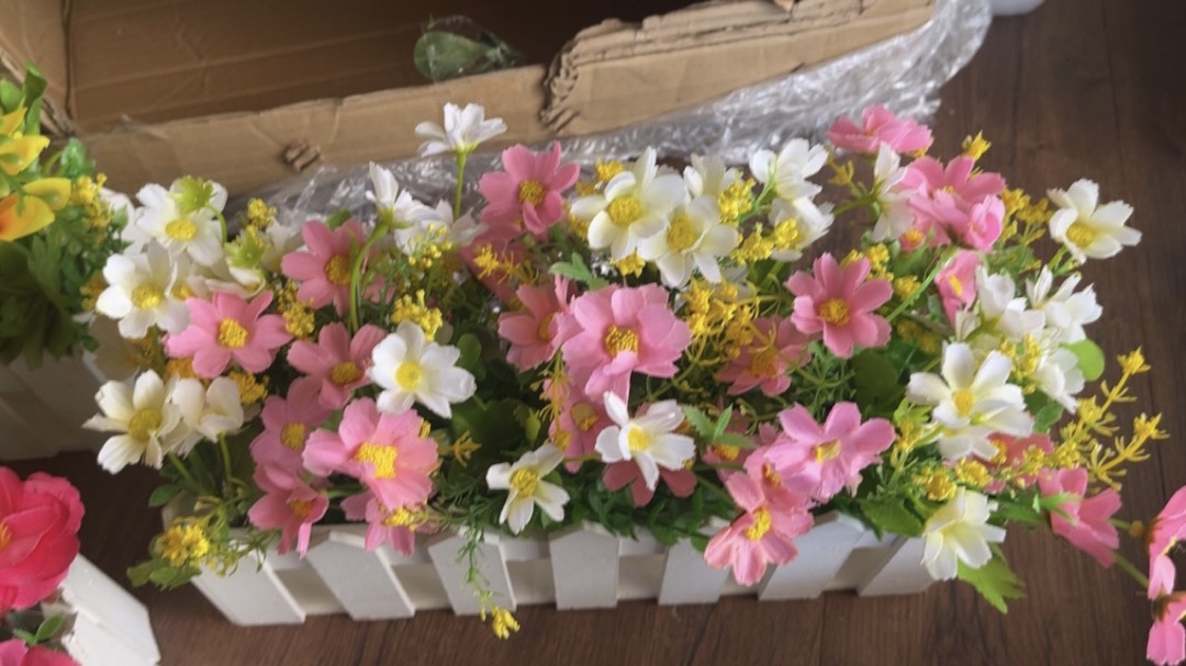 Chậu hoa giả trang trí – Nhiều mẫu mã – Chậu hàng rào cắm sẵn cây giả, hoa lụa decor – Rộng 10 cm – Dài từ 30 đến 50 cm – Cao từ 15 đến 30 cm