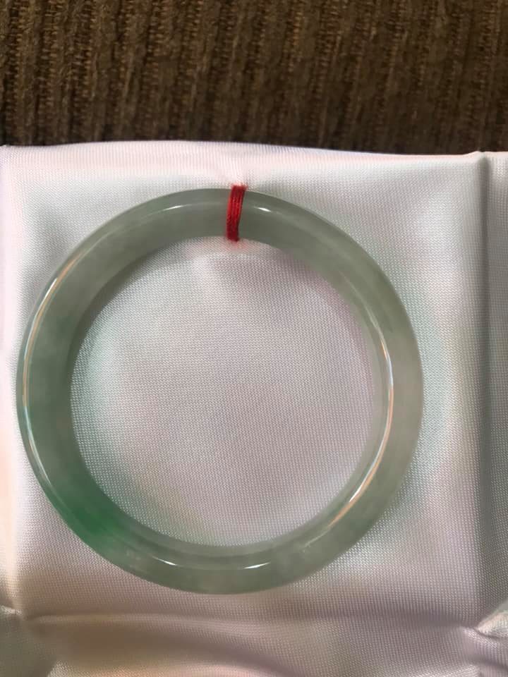 Vòng đẹp đá cẩm thạch tự nhiên TR LÝ SAO 47mm Chất liệu 100% đá cẩm thạch tự nhiên Size 47mm  MÀU TRẮNG LÊN XANH LÝ 1 BÊN SANG LẮM NỮ TAY NHỎ 35kg - 48kg đeo ạ