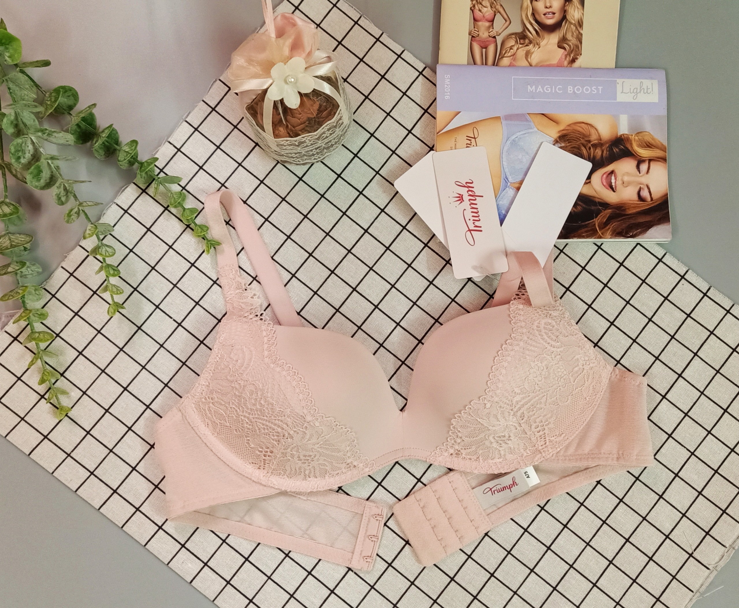 Áo lót nữ không gọng Triumph Simply Style Larkspur HU DV 3919 phối ren xinh xắn, đệm mút vừa nâng đẩy ngực tạo khe, bản lưng to 3 móc cài