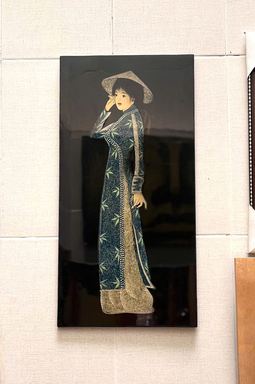 Tranh sơn mài cô gái áo dài Việt Nam cẩn trứng hàng xuất khẩu 30x60 cm