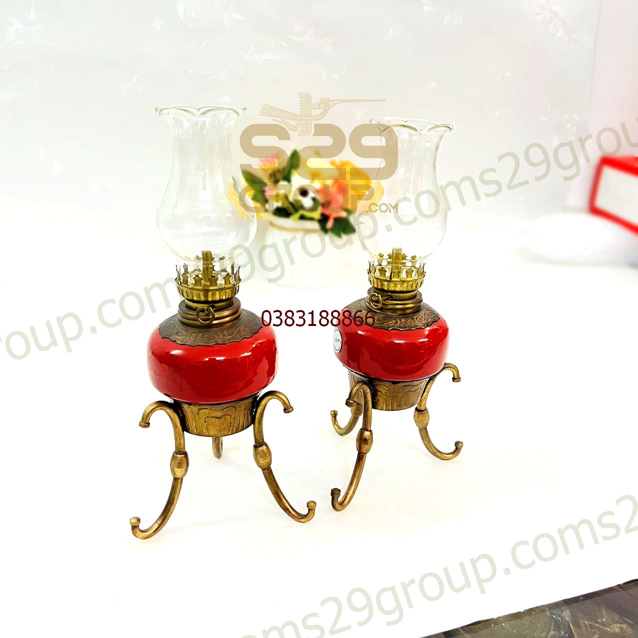 Đôi đèn dầu ba chân màu đỏ bằng đồng