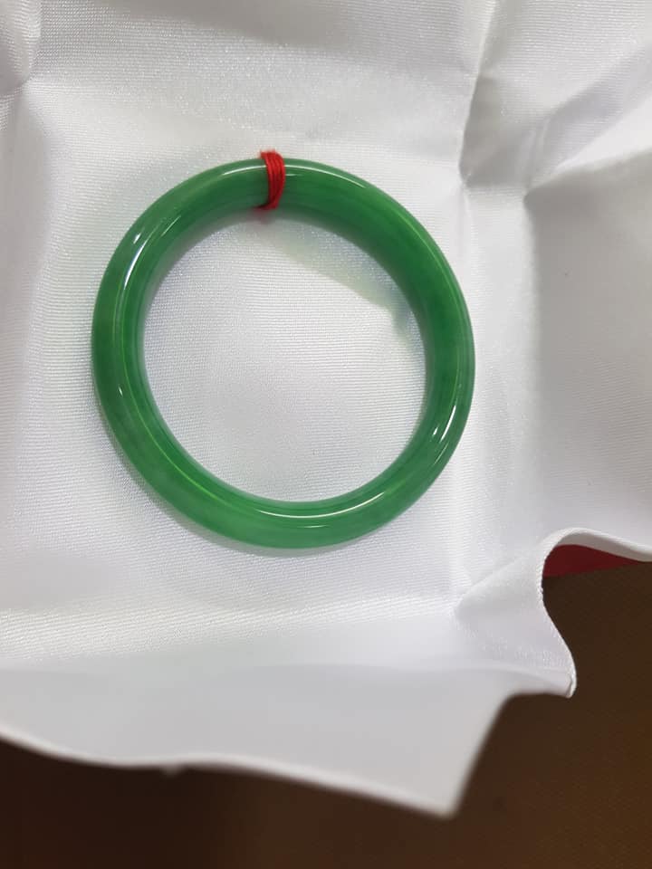Vòng CẨM THẠCH DLý 49 Ni 49mm x cọng 7mm  Màu Xanh Lá Đậm Hợp Nữ mệnh Mộc Hỏa  Cân nặng 45kg -> 51kg đeo xinh tay ạ