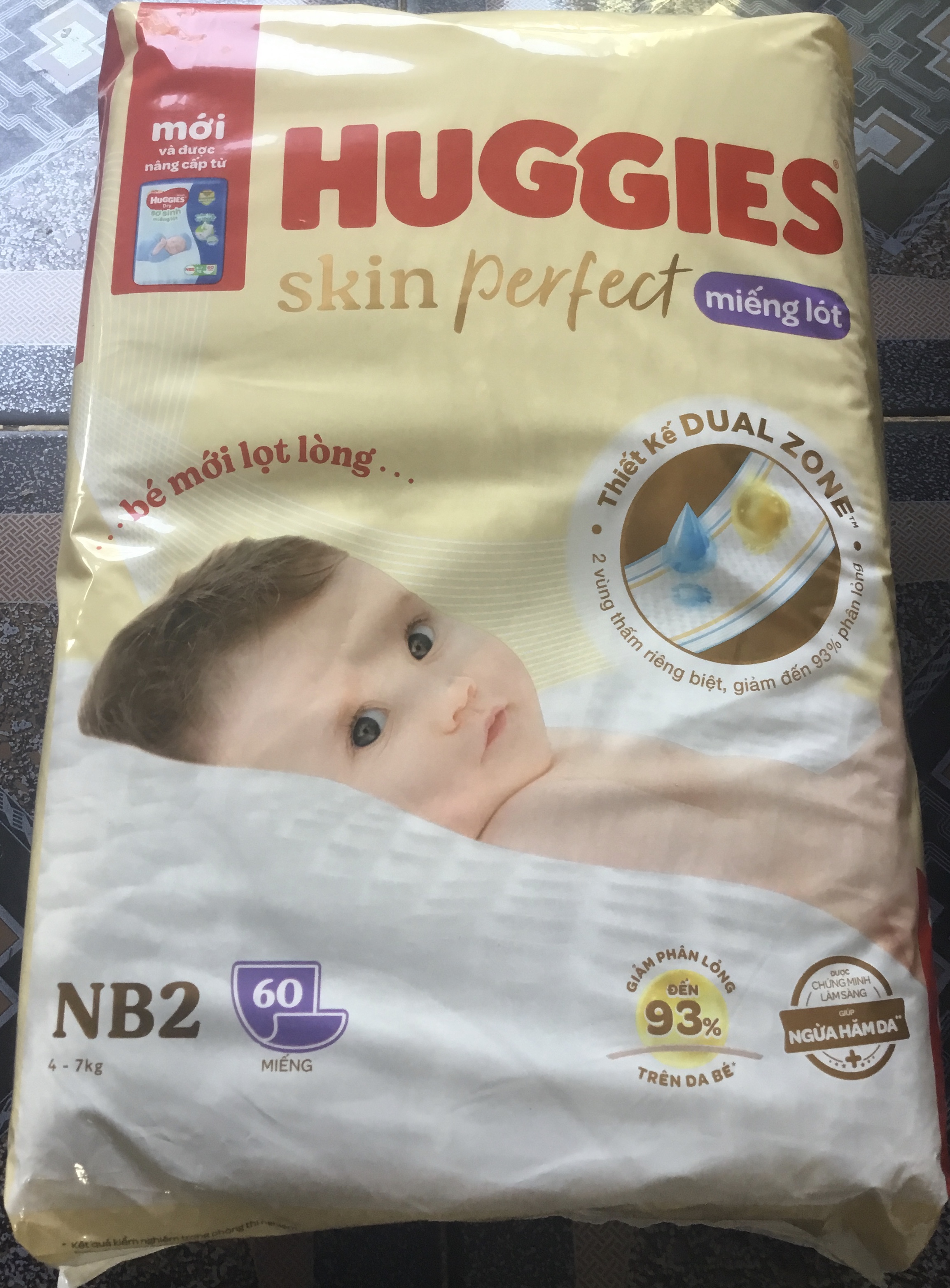 Mẫu Mới - (Dùng Kèm Tã Vải Tam Giác) Miếng Lót Sơ Sinh Huggies Newborn 2 (Huggies NB2 60 Miếng) Skin Perfect Ngừa Hăm Cho Bé Từ 4-8kg - Miếng lót cho bé Huggies