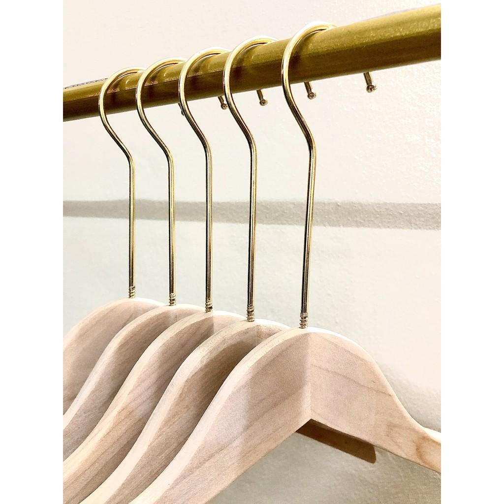 Móc treo quần áo bằng gỗ mộc đầu móc mạ vàng, dùng cho cửa hàng, shop thời trang, chụp ảnh live