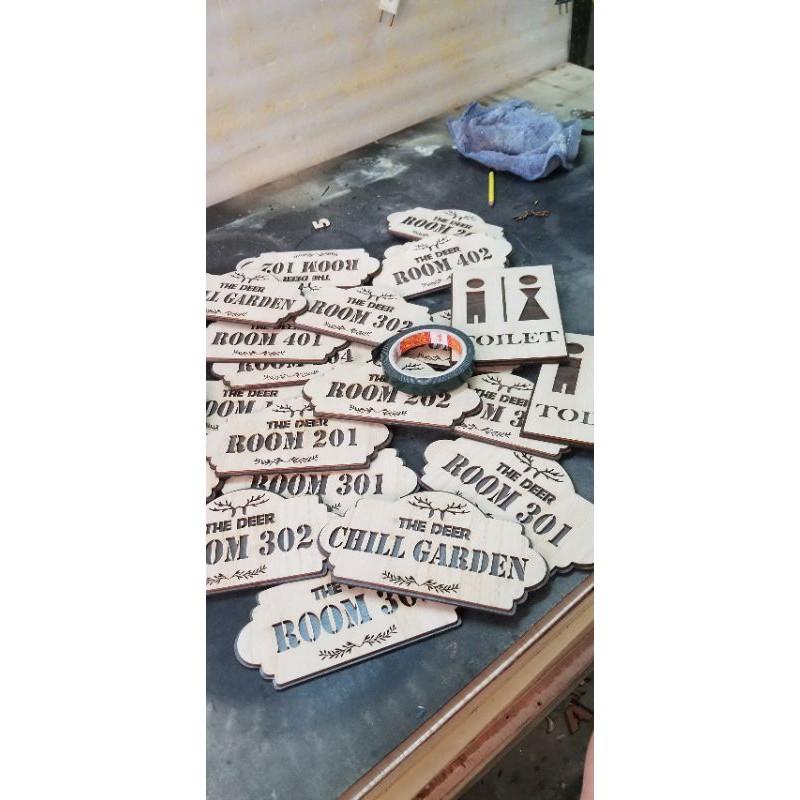 Bảng gỗ trang trí Bảng Gỗ Thông Tin Số Phòng Dán hoặc Dây Treo 16x8,5cm