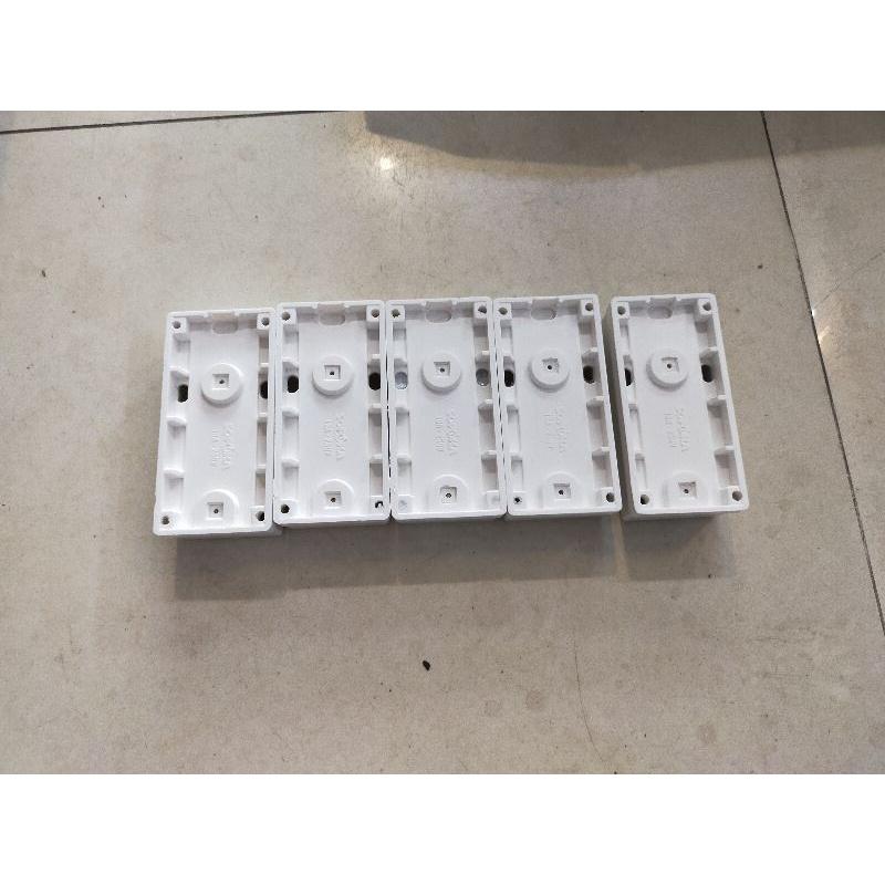 Ổ cắm 3 lắp nổi