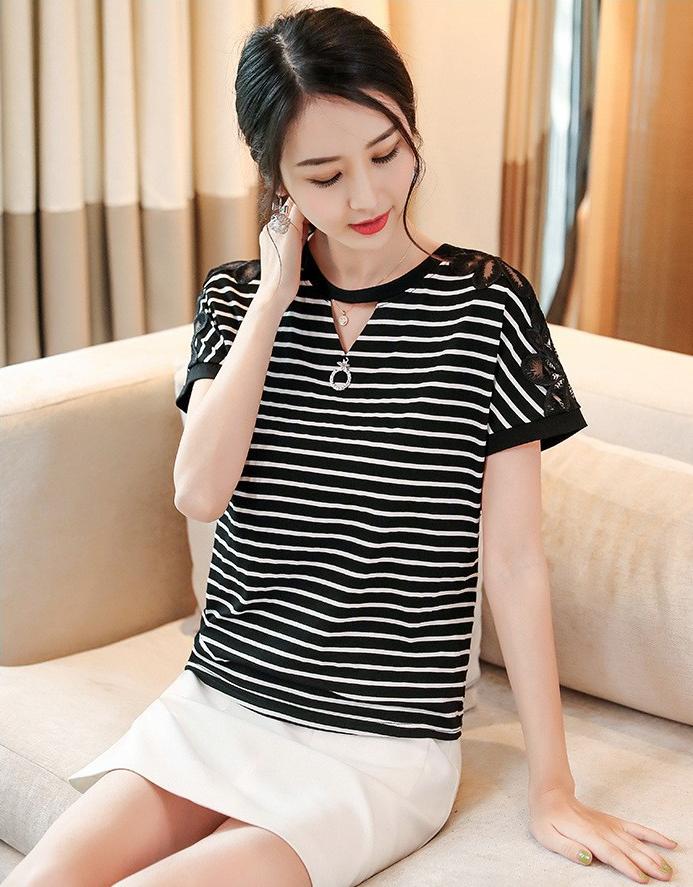 Áo kiểu nữ cổ tròn phối ren sọc sang HATI- AT8893