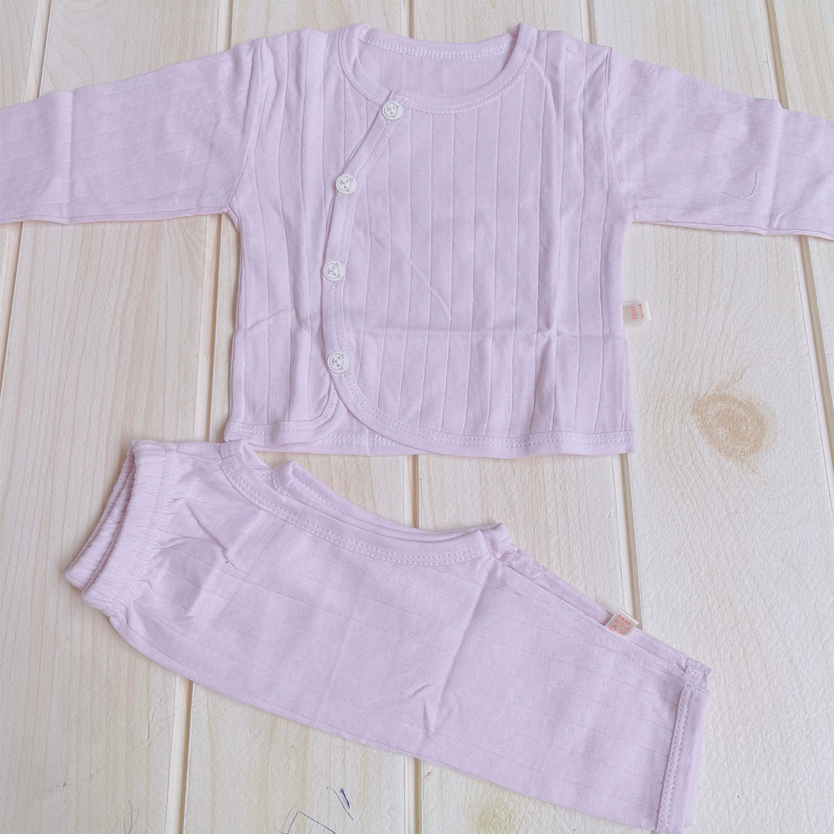 Set đồ sơ sinh cotton 18 chi tiết mùa xuân hè thu cho bé gái màu hồng tím nhạt (3 bộ bồ, 1 yếm choàng lớn, 1 gối, 1 yếm tròn nhỏ, 1 yếm tam giác, 4 khăn sữa, 1 mũ, 1 đôi tất tay, 1 đôi tất chân)