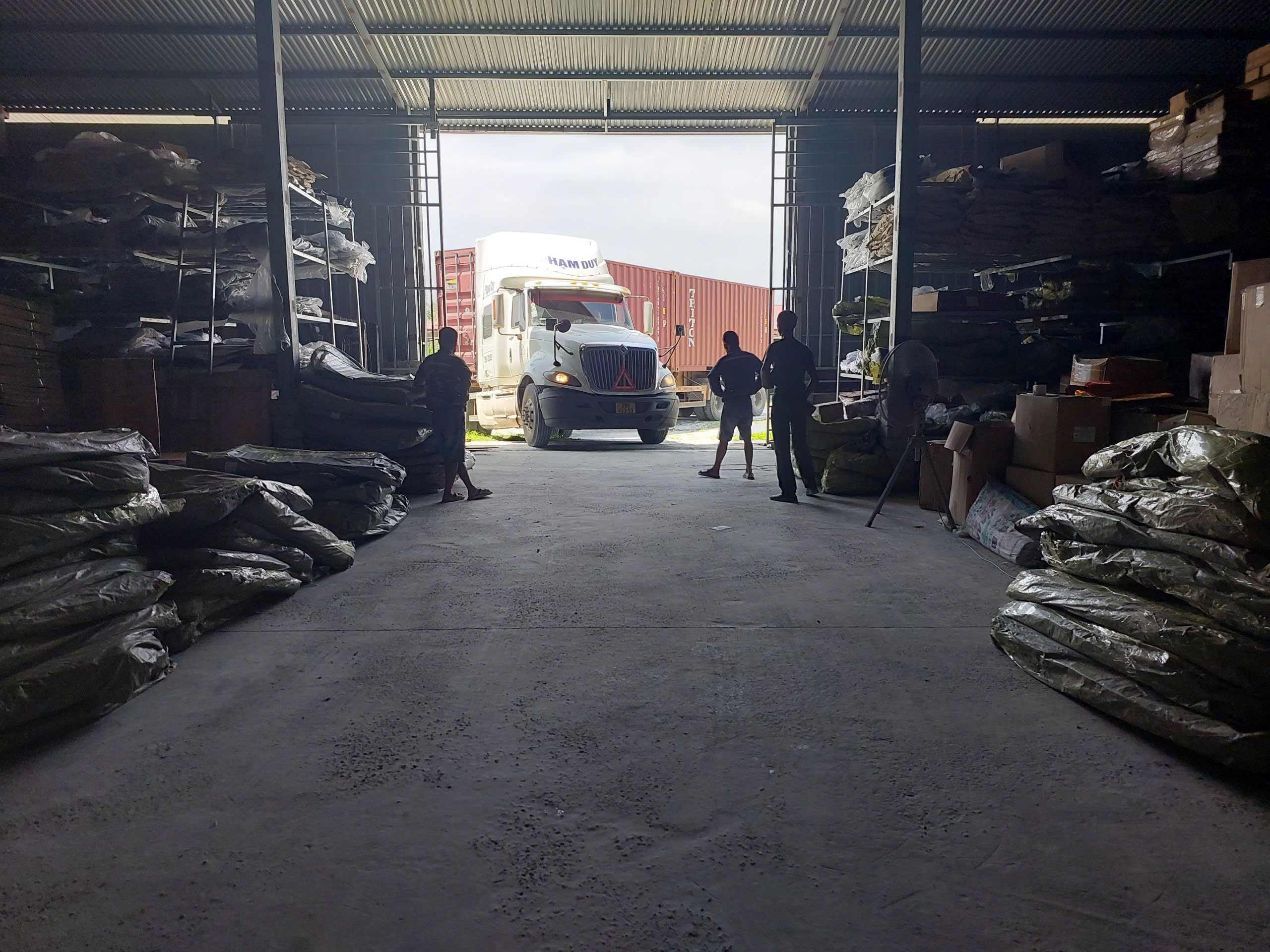 Bạt phủ ô tô Toyota Highlander chất liệu Polyester - màu đen cao cấp MACSIM màu đen