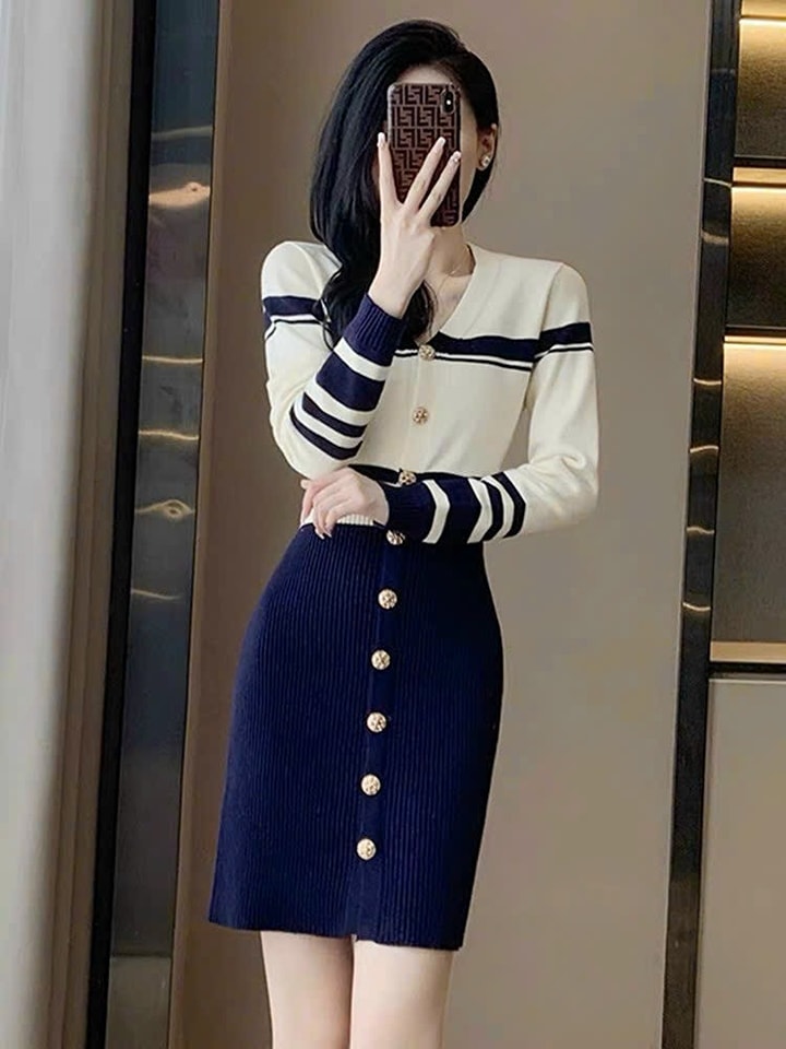 Đầm len body phối màu cổ tim kết hợp 1 hàng nút cá tính, sang trọng