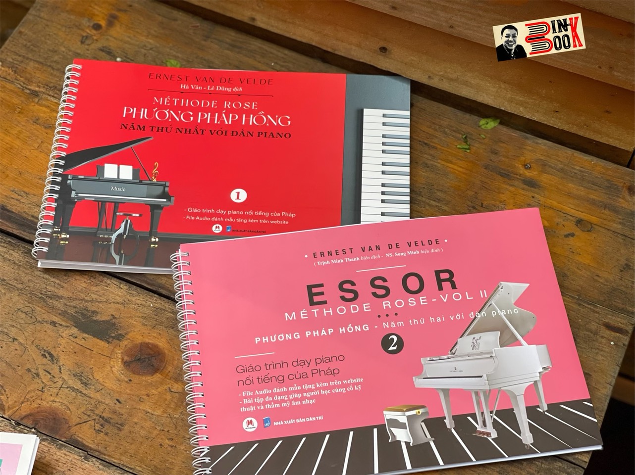 (Trọn bộ 2 cuốn) MÉTHODE ROSE – PHƯƠNG PHÁP HỒNG VỚI ĐÀN PIANO – Ernest Van de Velde – Huy Hoàng Bookstore – NXB Dân Trí (Bìa mềm)