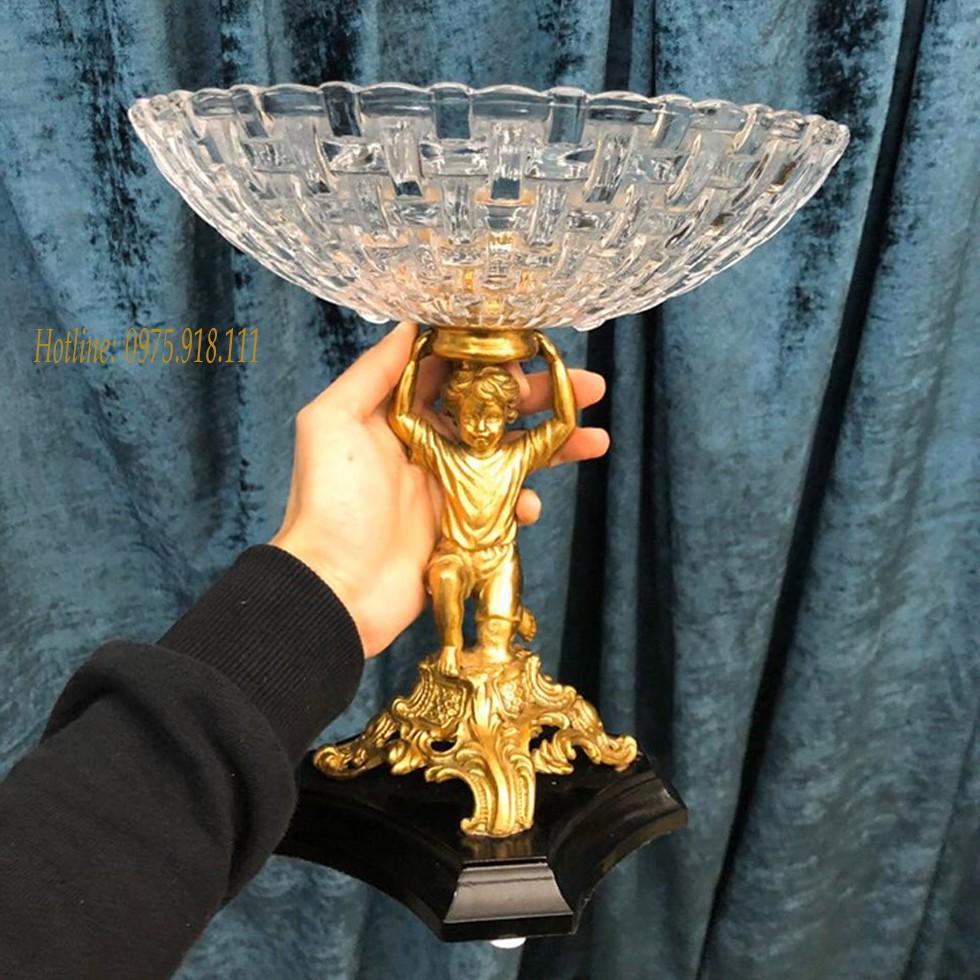 Đĩa quả chân cao pha lê hình cậu bé đỡ đĩa quả mang phong cách tân cổ điển sang trọng CB33-diachancao.
