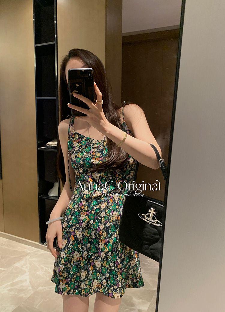 DONGSHOP 2023 Mùa hè Hàn Quốc cổ điển sling váy hoa mảnh đầm thiết kế phụ nữ nhỏ v cổ khí chất một từ váy ngắn