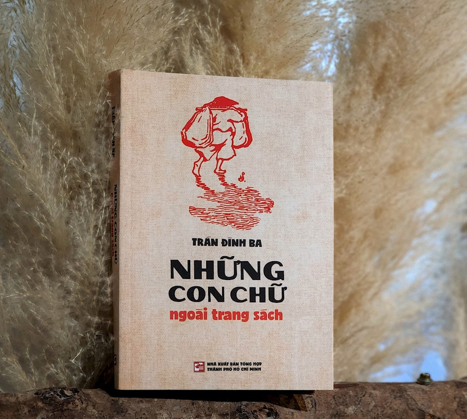 Những Con Chữ Ngoài Trang Sách - Trần Đình Ba - (bìa mềm)