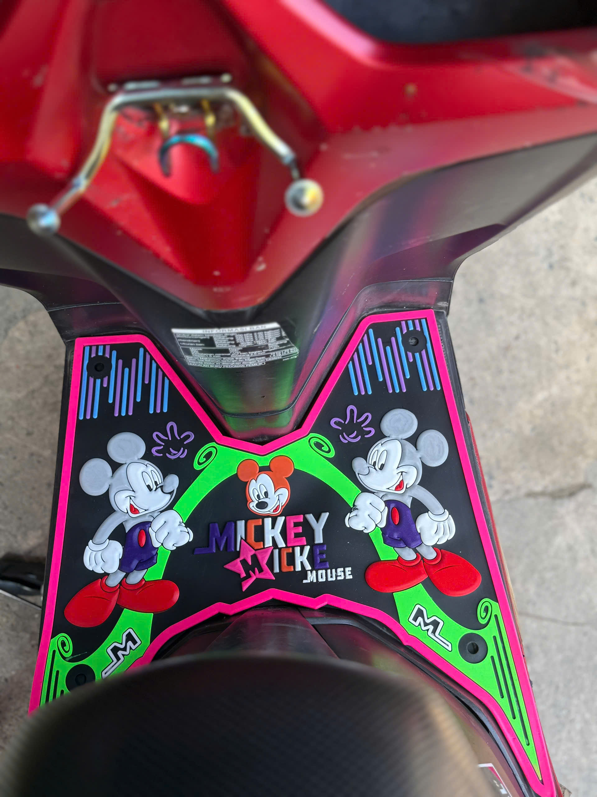 thảm hoạt hình chuột mickey gắn cho xe vario, click 125-150 màu ngẫu nhiên