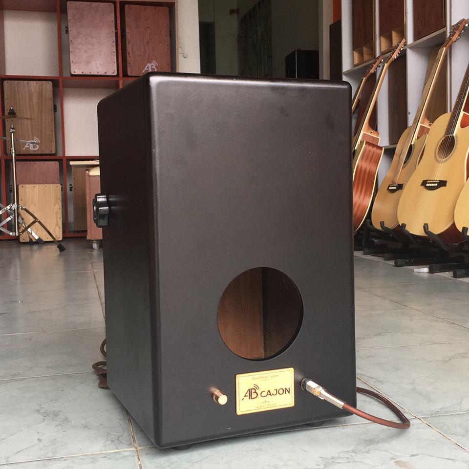 Trống cajon có lắp EQ kết nối loa