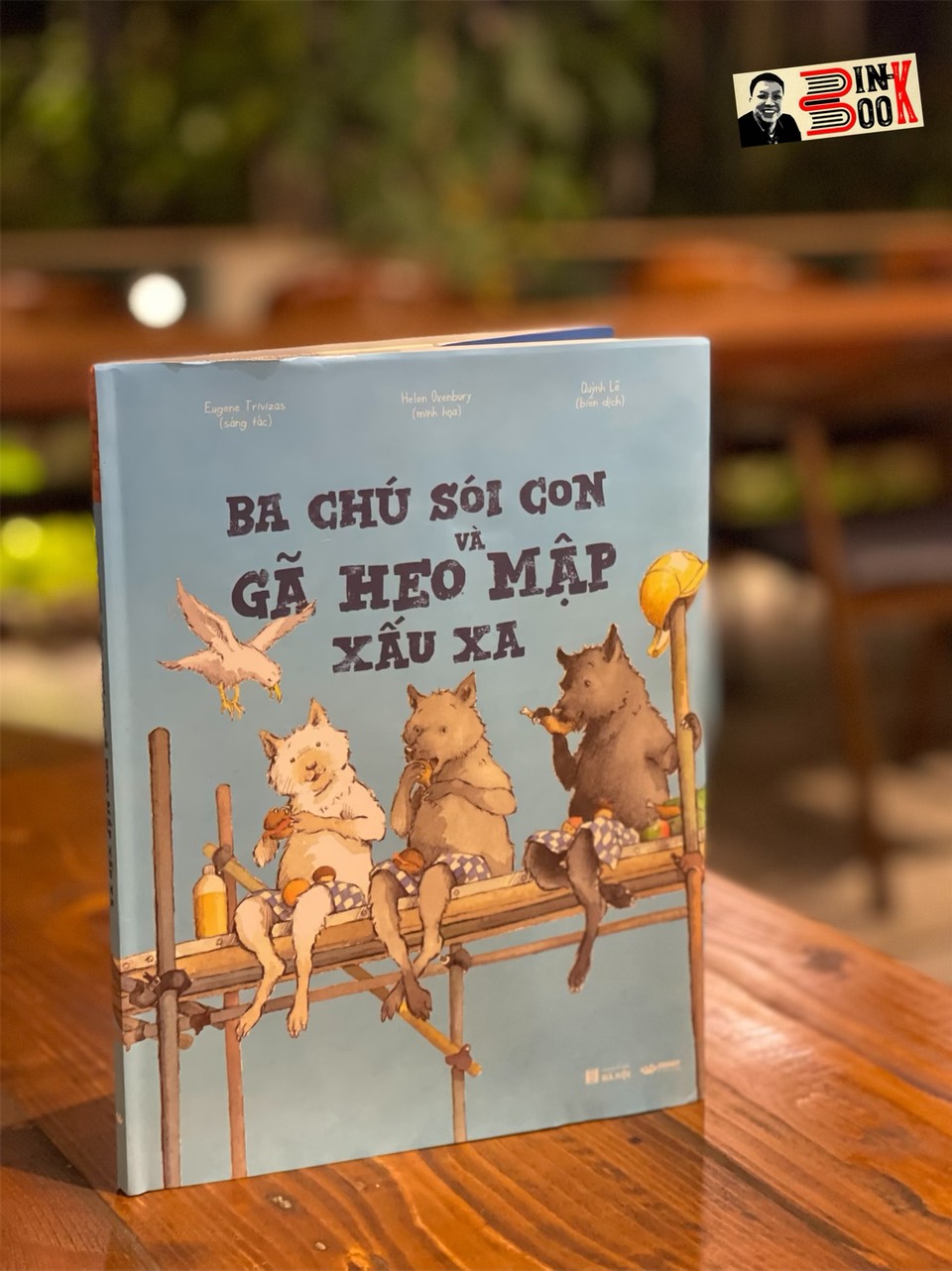 (Bìa cứng, minh họa in màu) BA CHÚ SÓI CON VÀ GÃ HEO MẬP XẤU XA - Eugene Trivizas - Helen Oxenbury minh họa - Crabit Kidbooks