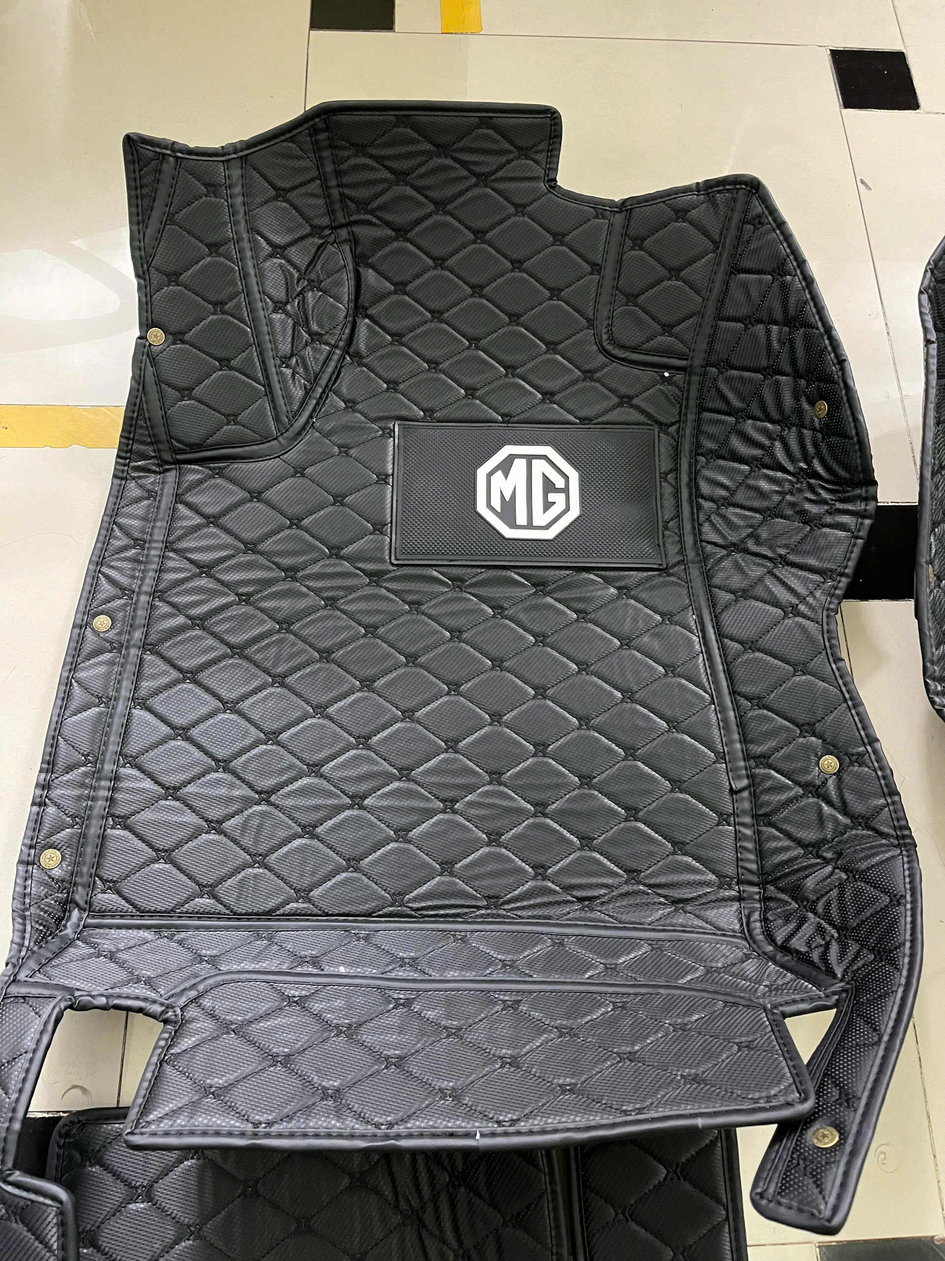 Thảm sàn 5D 6D dành cho xe 5 chỗ MG RX5 năm 2024