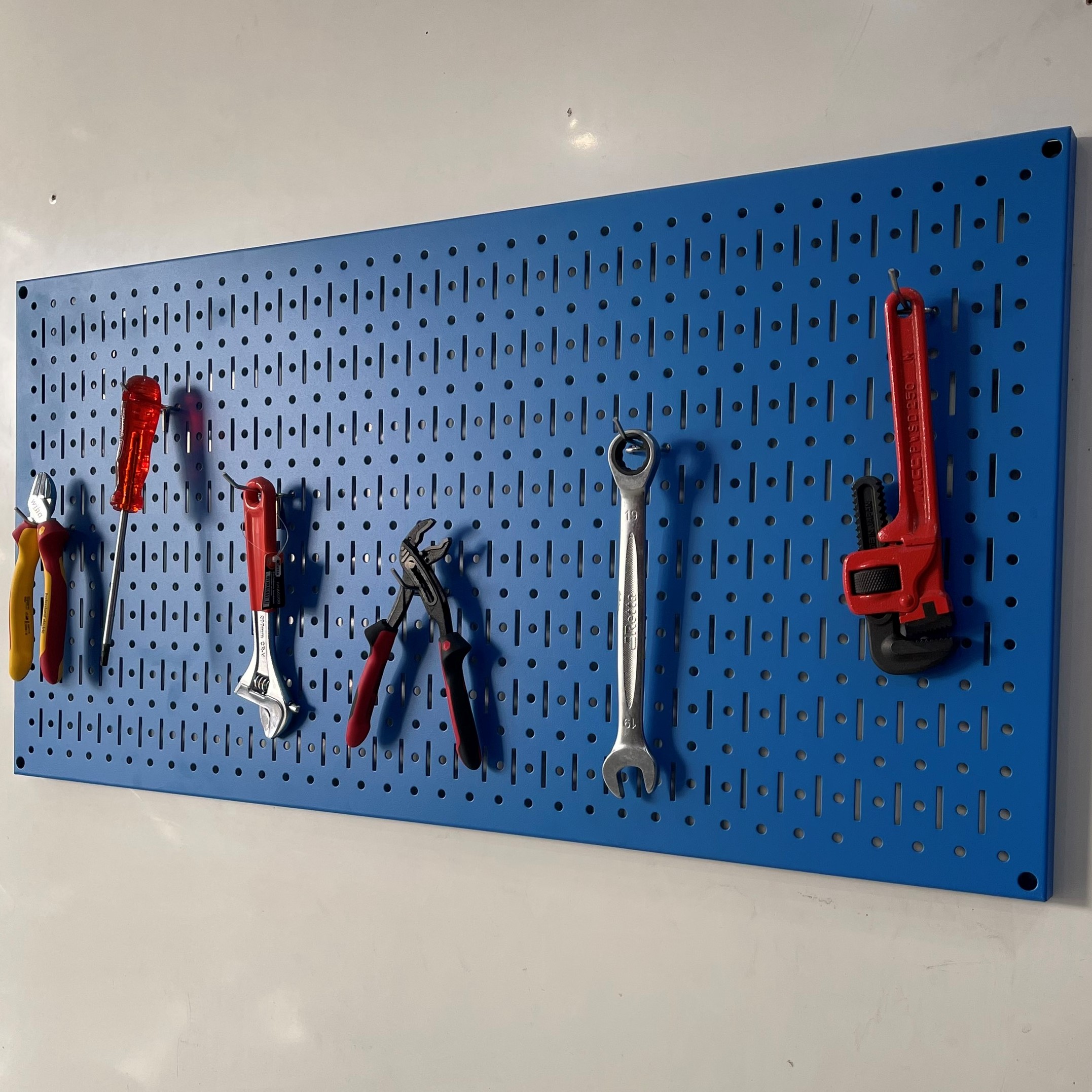 Tấm lưới Pegboard xanh dương mờ treo tường đa năng FABINA