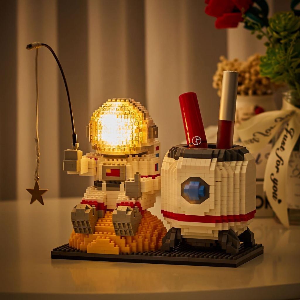 Đồ chơi lắp ráp kiểu LEGO ASTRONAULT hộp đựng bút Phi Hành Gia Trên Mặt Trăng có đèn với 1000+ PCS
