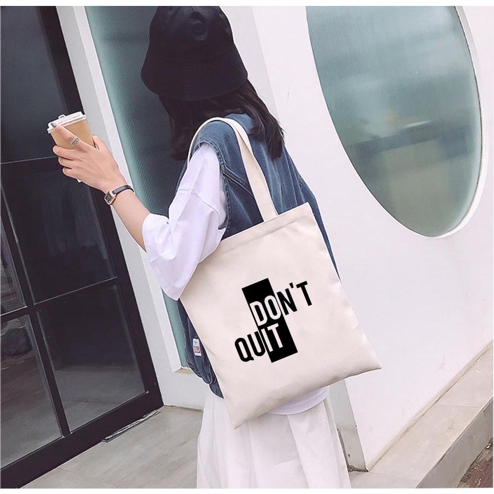 Túi Tote Vải Mộc GINKO Basic có dây kéo khóa miệng túi đựng vừa laptop 14 inch và nhiều đồ dùng khác In Quote
