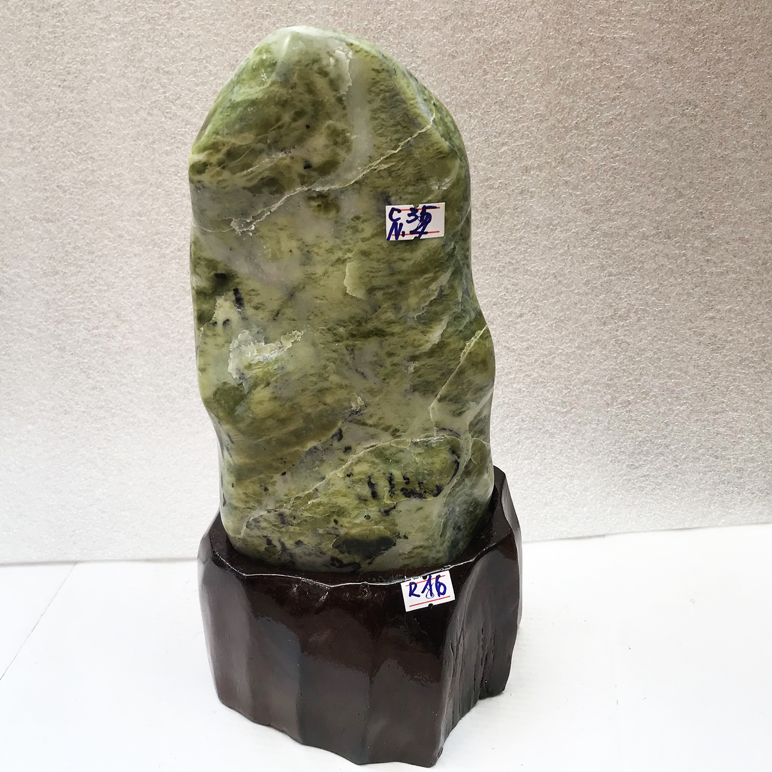 Cây đá phong thủy để bàn tự nhiên chất ngọc serpentine màu xanh đậm và bóng nặng 3 kg cho người mệnh Mộc và Hỏa