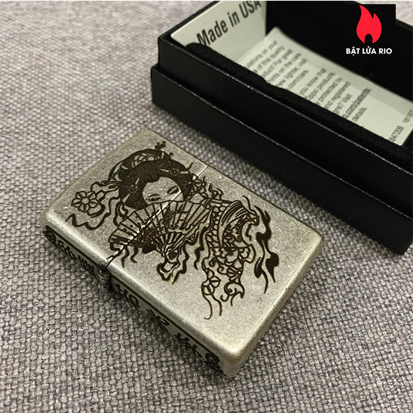 Bật Lửa Zippo Bạc Giả Cổ 121Fb Khắc Cô Gái Geisha 5 Mặt – Zippo 121Fb.Geisha