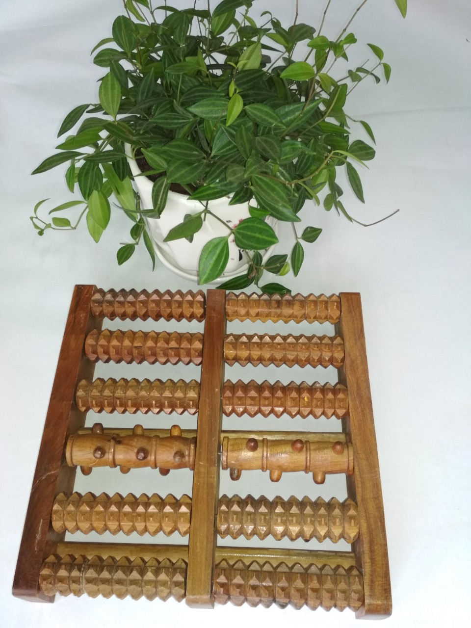 Dụng cụ lăn chân bằng gỗ bách xanh.