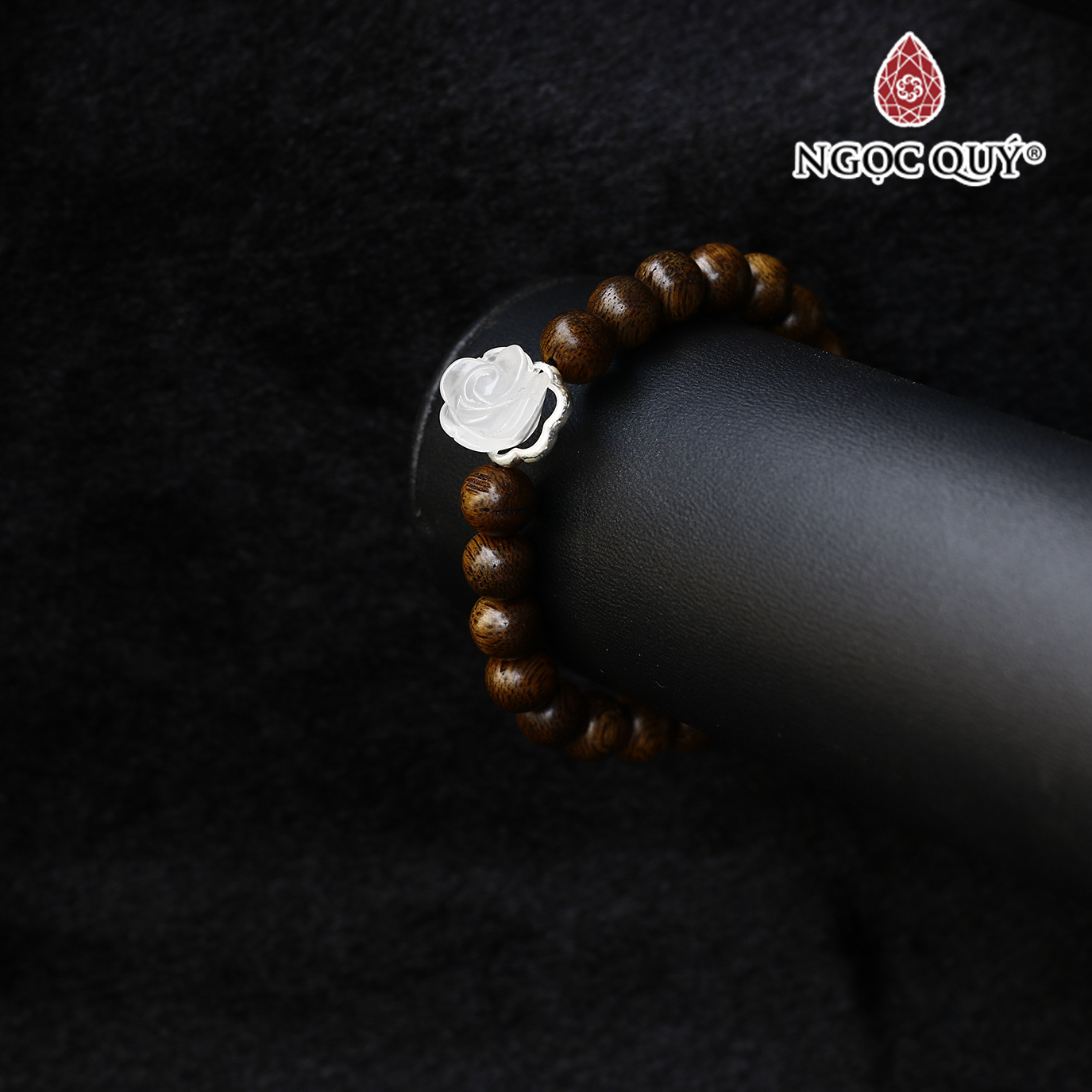 Vòng trầm hương tốc phối hoa đá thạch anh trắng .- Ngọc Quý Gemstones