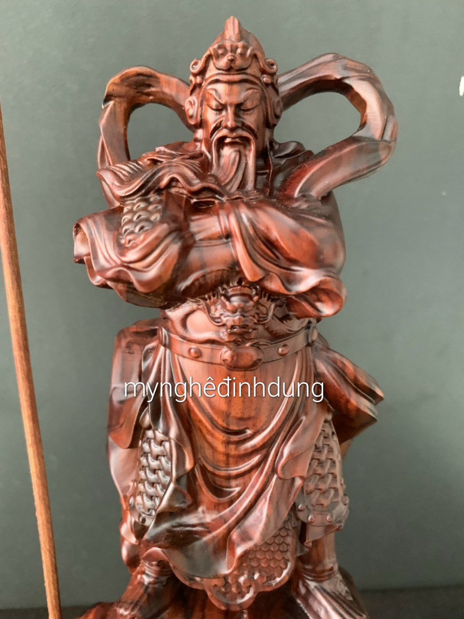 Tượng quan công trấn ải bằng gỗ trắc đỏ đen kt cao 24×12×8cm