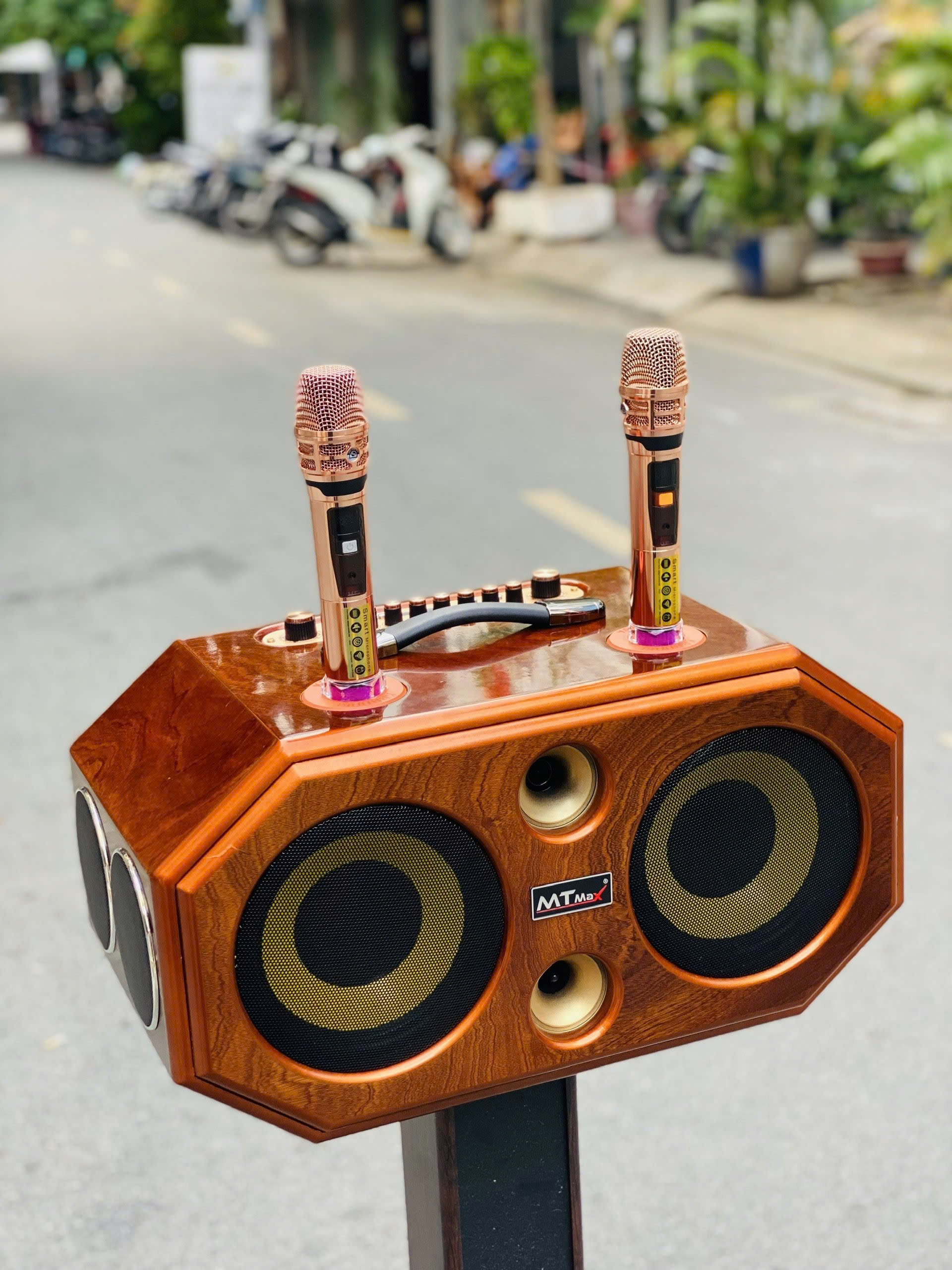 Loa Xách Tay Sang Trọng Full Gỗ MTMAX G5Pro Hệ Thống 8 Loa Âm Thanh Đa Chiều Bass20 Đôi Công Suất 500W Công Nghệ Bass Boost Nghe Nhạc Căng Ấm, Tiếng Lên Siêu Rõ Đi Kèm Cặp Micro Hát Nhẹ Vang Sâu. HÀNG CHÍNH HÃNG