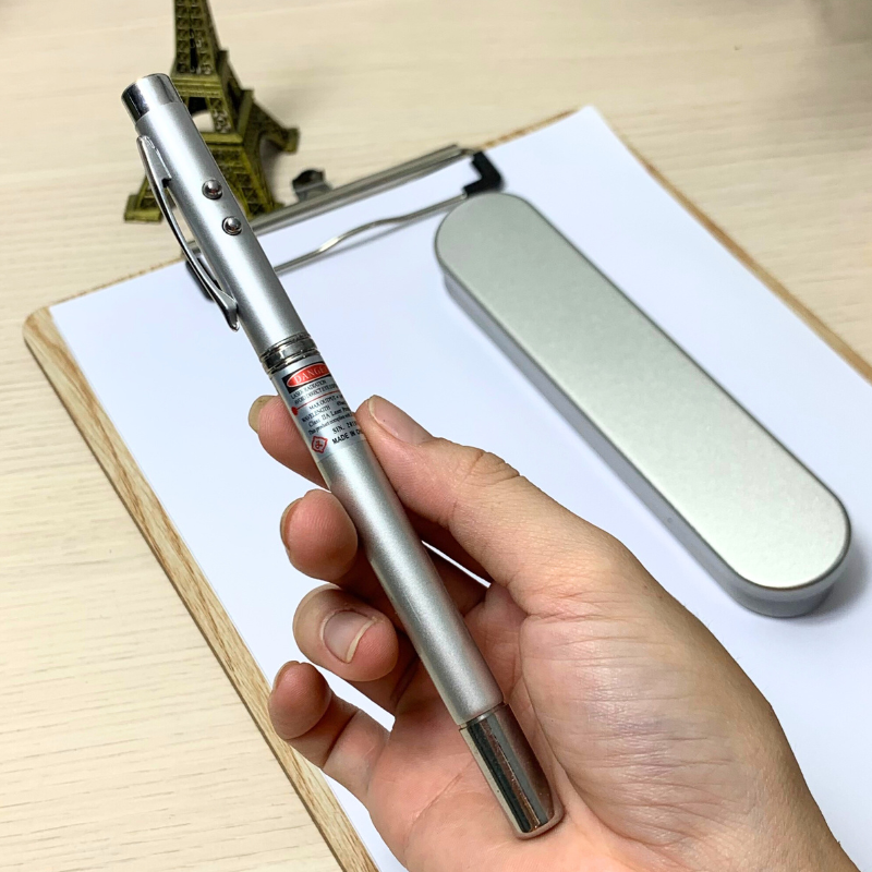 Bút Laser Trình Chiếu 5 Chức Năng Trong 1 Vỏ Kim Loại Mạ Màu Bạc Hộp Thiếc Tặng Kèm 3 Pin - HENRYSA