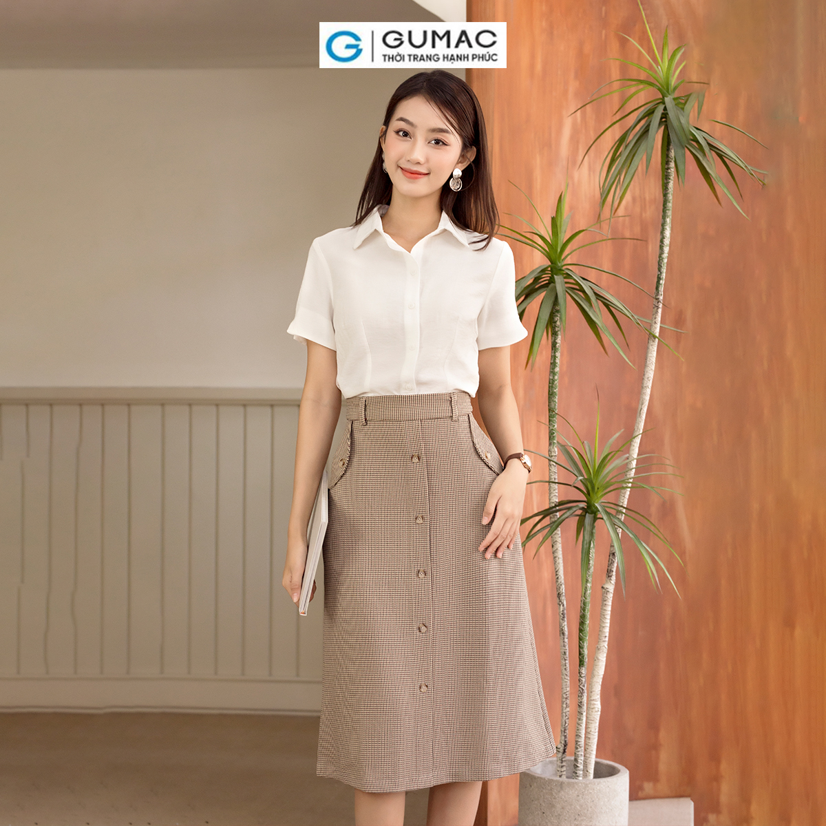 Áo sơ mi nữ tay ngắn xẻ V thời trang GUMAC AD06032