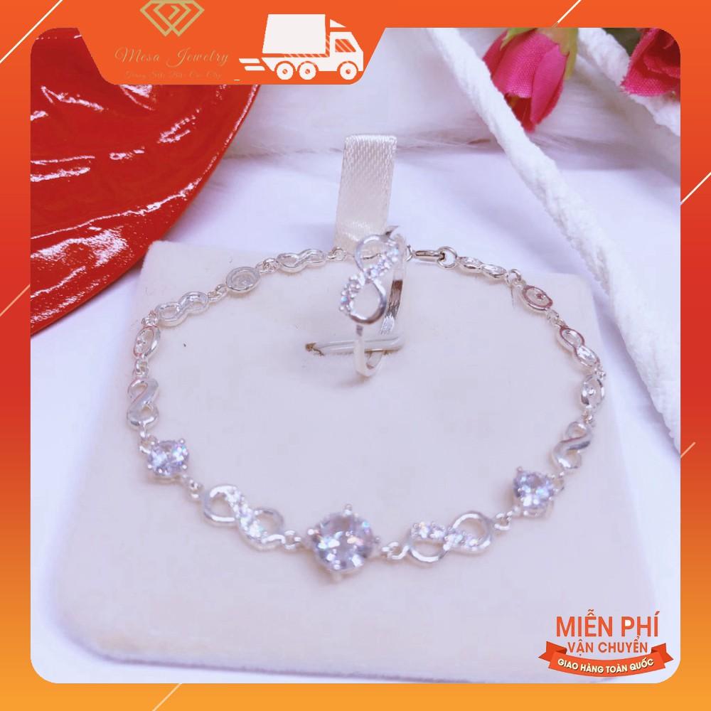 Bộ trang sức gồm nhẫn và lắc tay số 8 gắn đá nhỏ