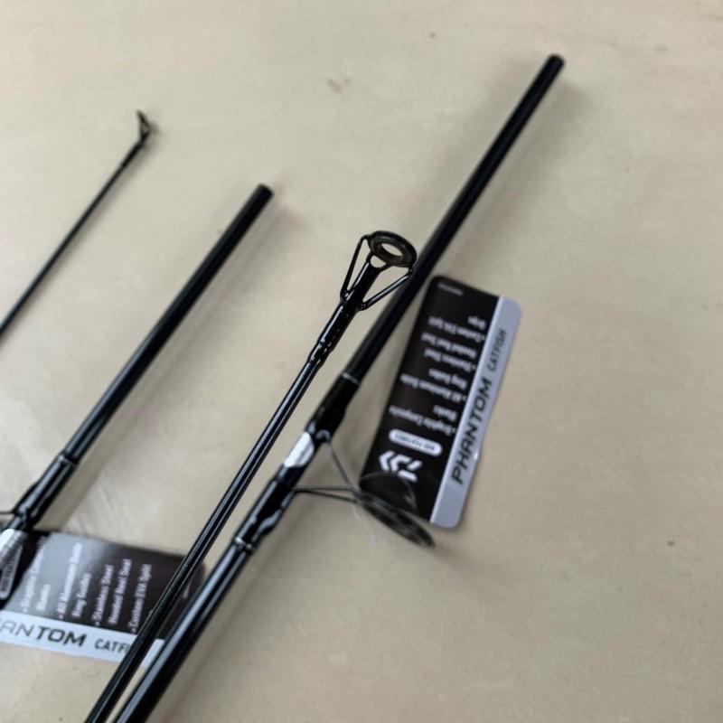 cần Daiwa FANTOM CATFISH màu đen cán mút độ cứng MHS