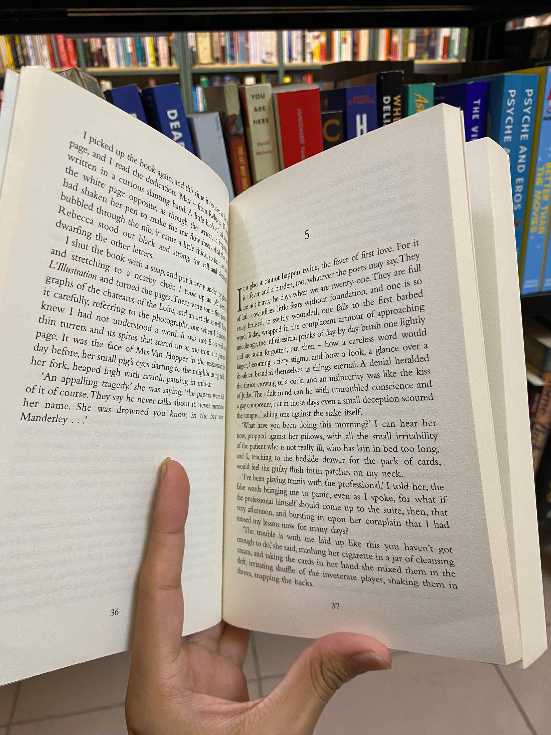 Sách - Rebecca by Daphne du Maurier | Classics / Fiction / Mystery Gothic / Romance in English